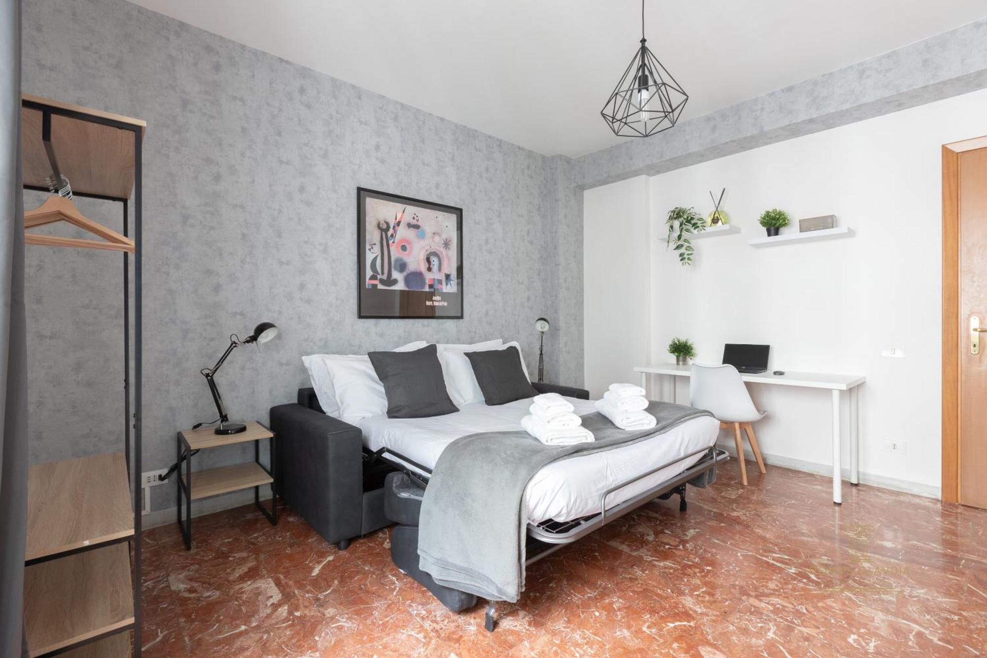 Domvs Clavdia - Metro Station, 8 Min To Center, Roma, 6pax, A-c Apartment *