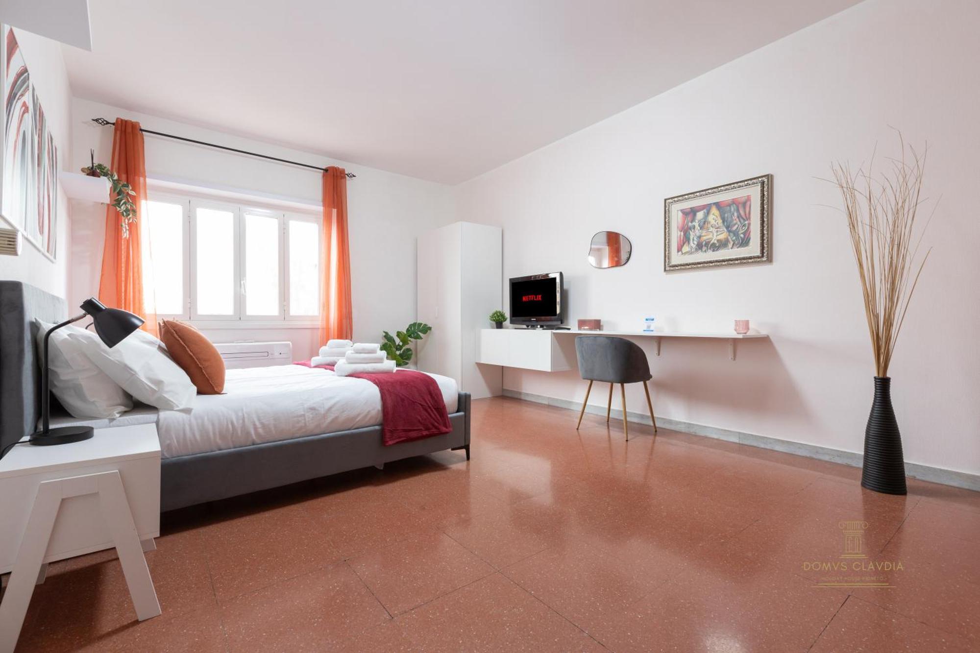 Domvs Clavdia - Metro Station, 8 Min To Center, Roma, 6pax, A-c Apartment Rome