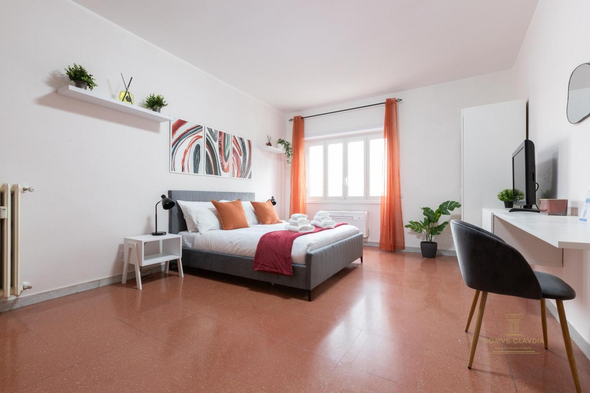 Domvs Clavdia - Metro Station, 8 Min To Center, Roma, 6pax, A-c Apartment