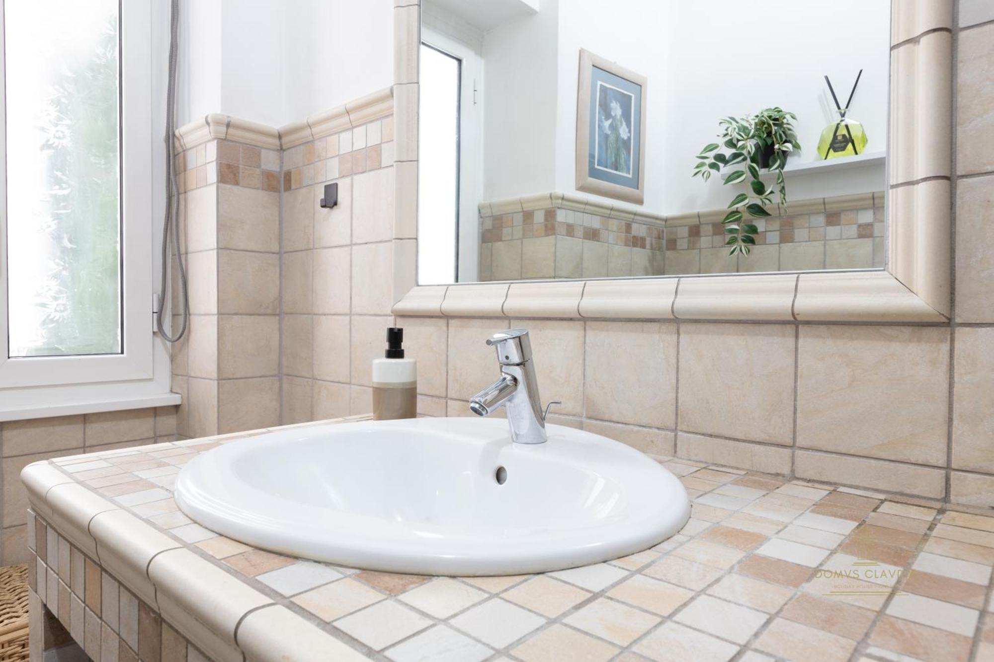 Domvs Clavdia - Metro Station, 8 Min To Center, Roma, 6pax, A-c Apartment