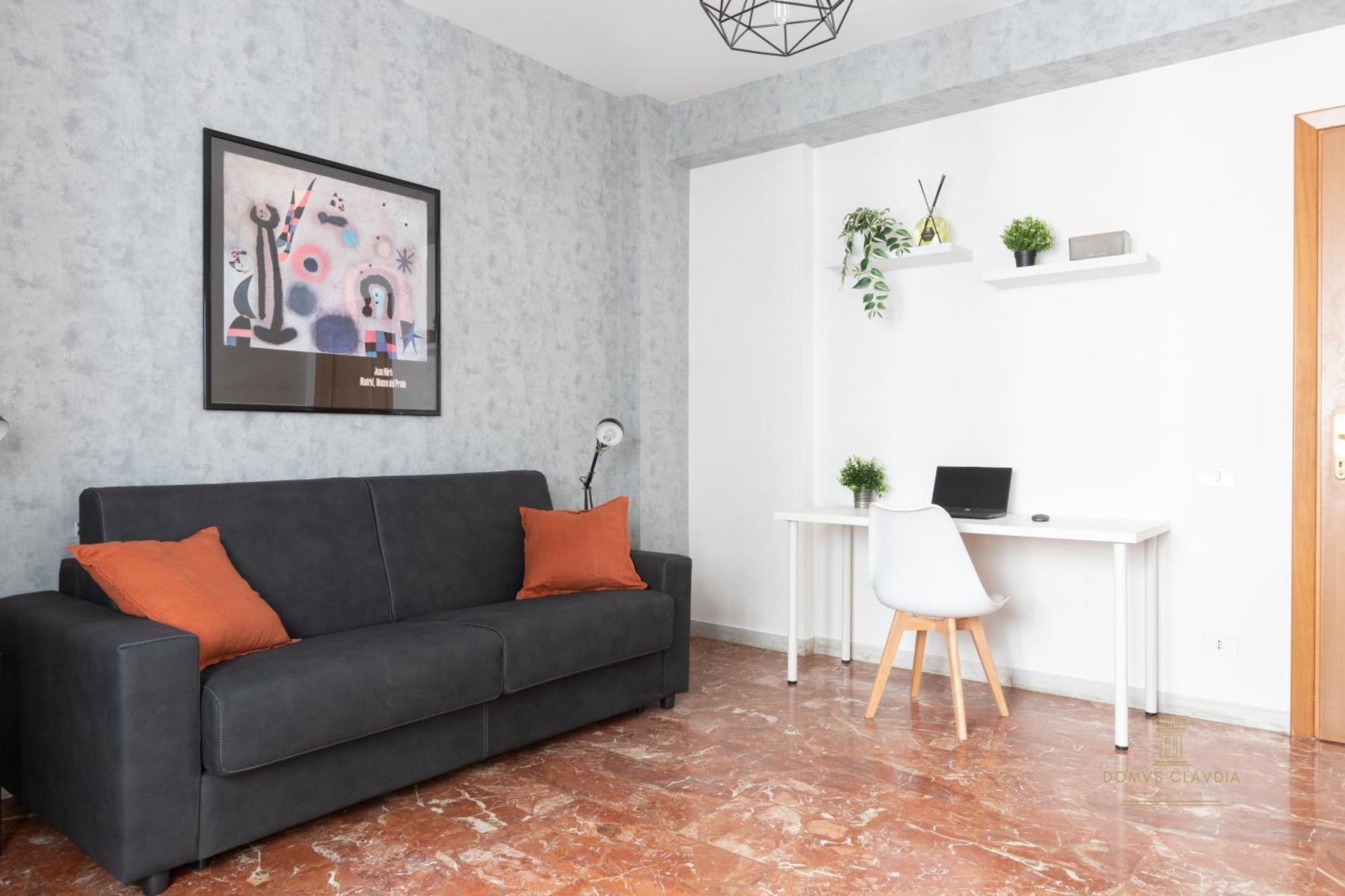 Domvs Clavdia - Metro Station, 8 Min To Center, Roma, 6pax, A-c Apartment Rome