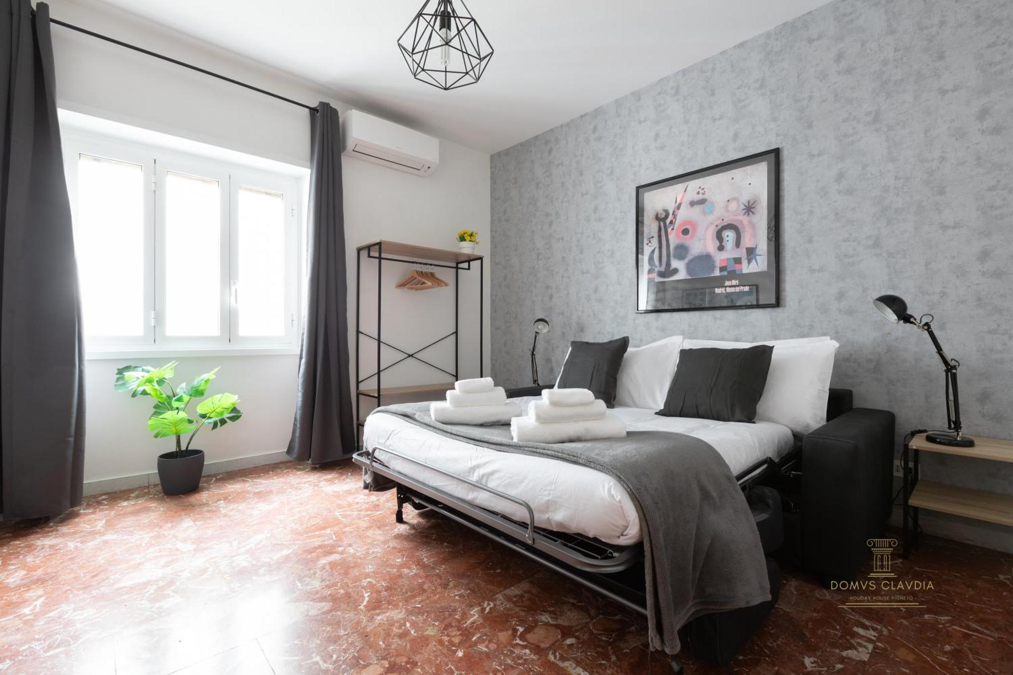 Domvs Clavdia - Metro Station, 8 Min To Center, Roma, 6pax, A-c Apartment Rome