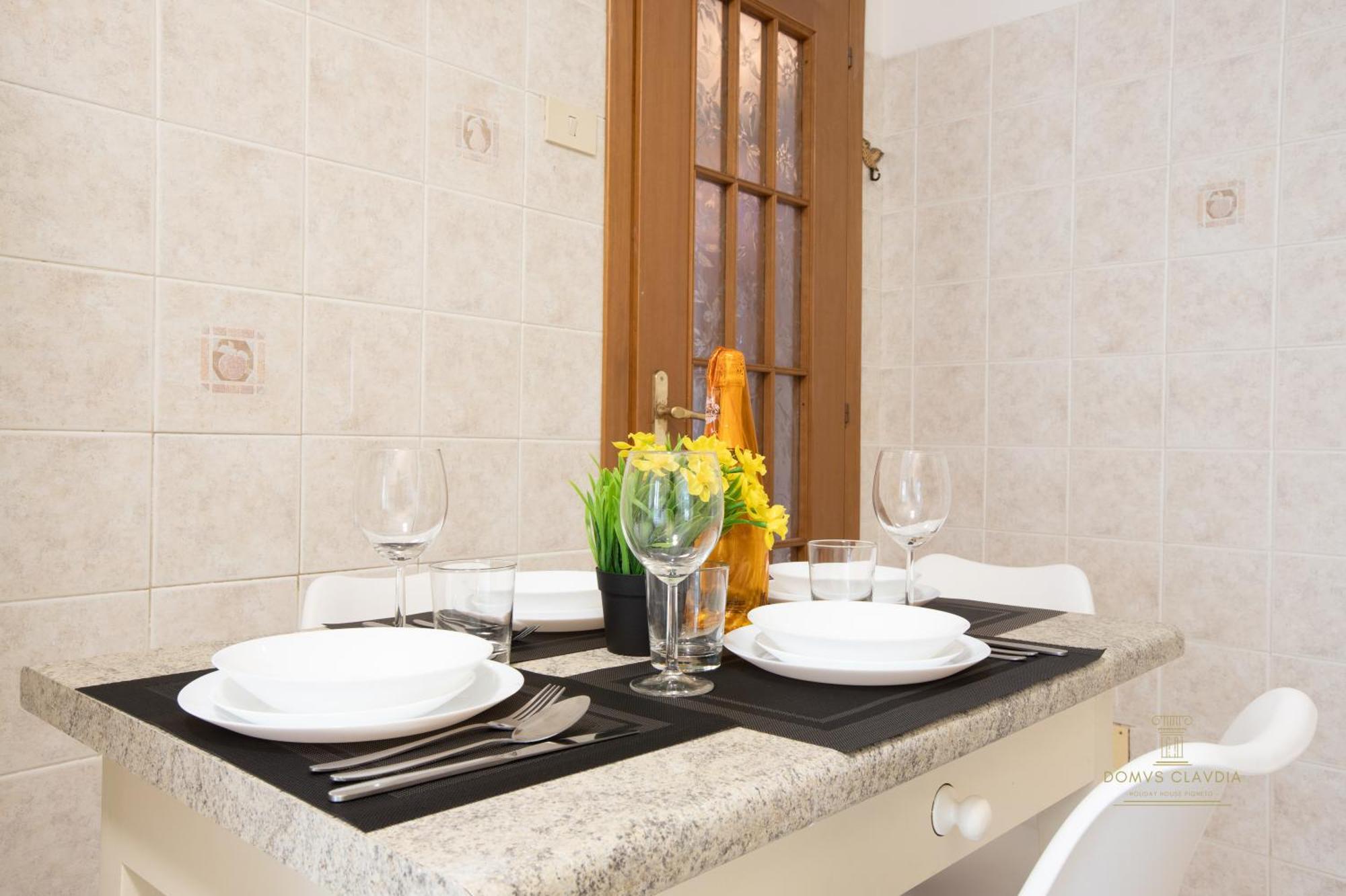 Domvs Clavdia - Metro Station, 8 Min To Center, Roma, 6pax, A-c Apartment